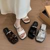 Modische Zehensteg-Keilabsatz-Damenpantoffeln mit flacher Sohle, modische Sandalen, Sommer 2025, neuer Trend, lässiges Design, Slipper-Damenschuhe