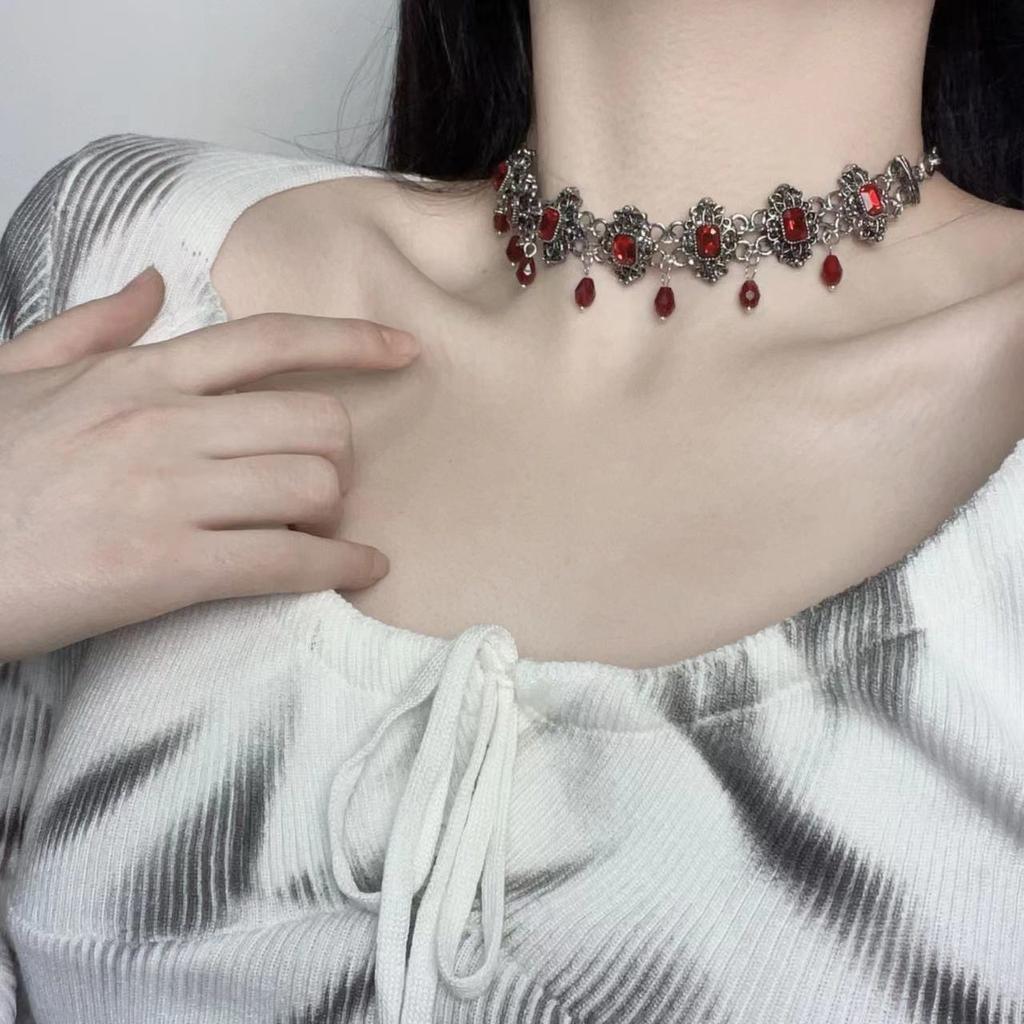 Retro medieval style diamond-encrusted crystal fringed necklace Gothic style sweet and cool light luxury sense niche collarbone chain new model