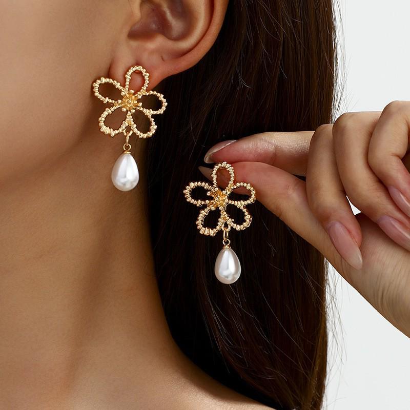Retro Metal Hollow Flower Jewelry Set: Necklace, Bracelet, Earrings & Ring for Elegant Women