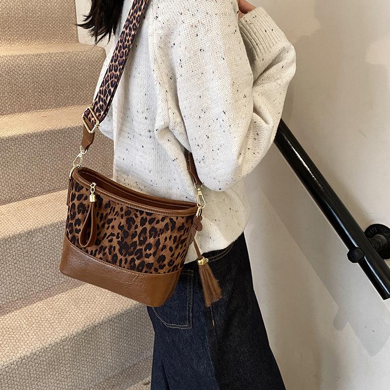 

Chain bag 2025 new trendy fashion Internet celebrity women s bag retro shoulder oblique span bag women s versatile stray bag 23*8*18.5 коричневый