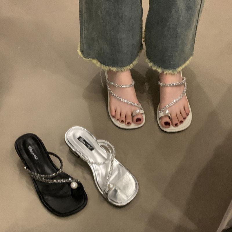 Fairy style thick heel slippery pearl sandals for women wearing 2025 new rhinestone holiday clip-toe sandals with skirts