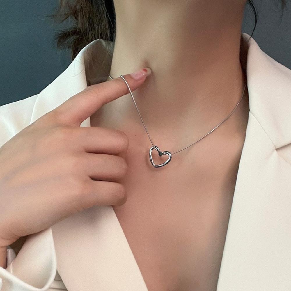 Minimalist Fashion Stainless Steel Hollowed-out Heart-shaped Pendant Necklace for Woman Girls Collarbone Chain Jewelry Colorfast