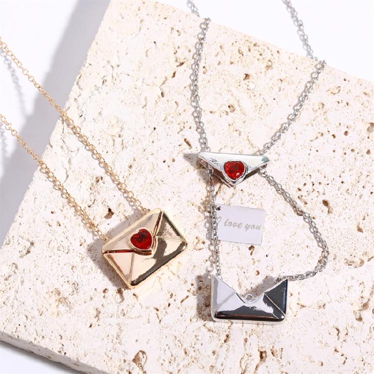 Beautifully Crafted Pendant Necklace Fashionable Neckchain Accessory for Women