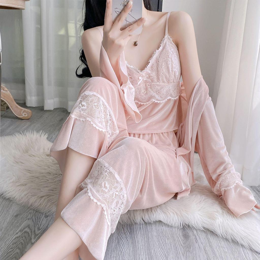 Zestaw trzyczęściowy: złoty aksamitny koronkowy top na ramiączkach i długie spodnie. Damska odzież domowa na jesień/zimę.