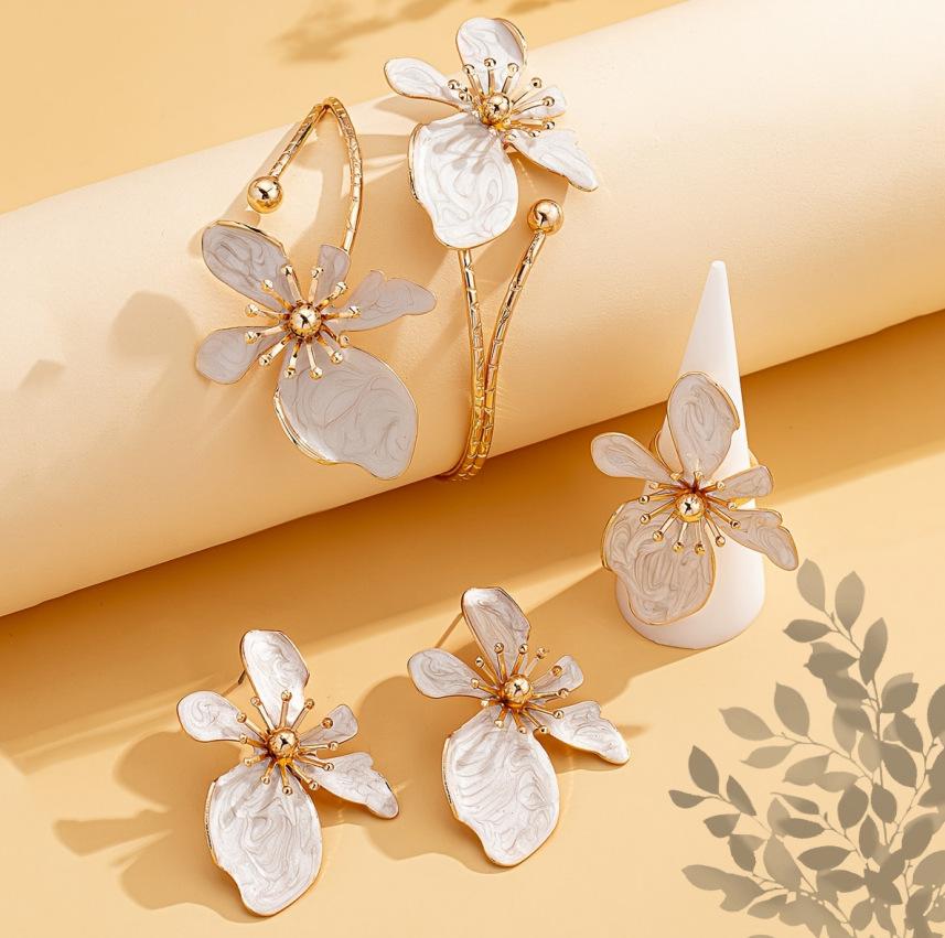 

Vintage Elegant Sexy Floral Open Cuff Armlet for Women Vintage Enamel Glaze Craft Flower Open Arm Ring Jewelry Gift