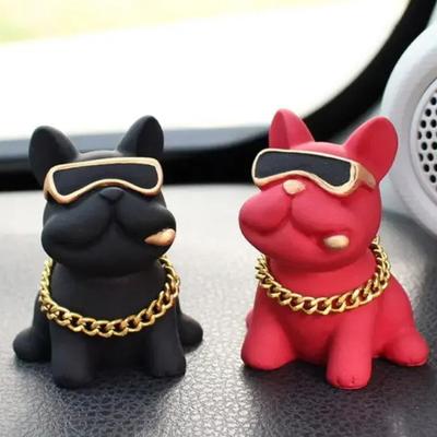 Verschleißfeste Bulldoggen-Autoornamente. Fühlen sich angenehm an. Harzmaterial. Auto-Armaturenbrett-Dekoration. Autozubehör. Innendekor