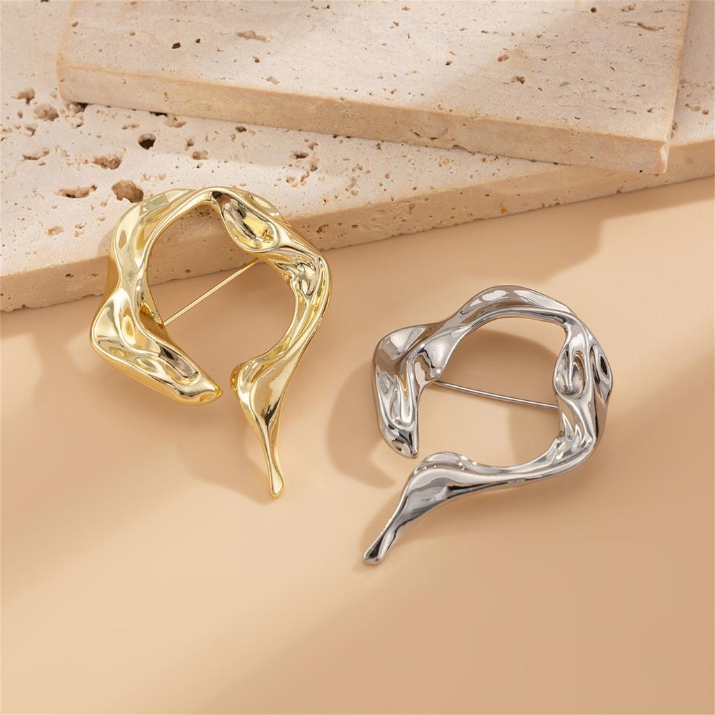 Elegant legeringsbrosch med intrikat ihålig design Unikt kavajnålssmycke Perfekt för fester och daglig pendling