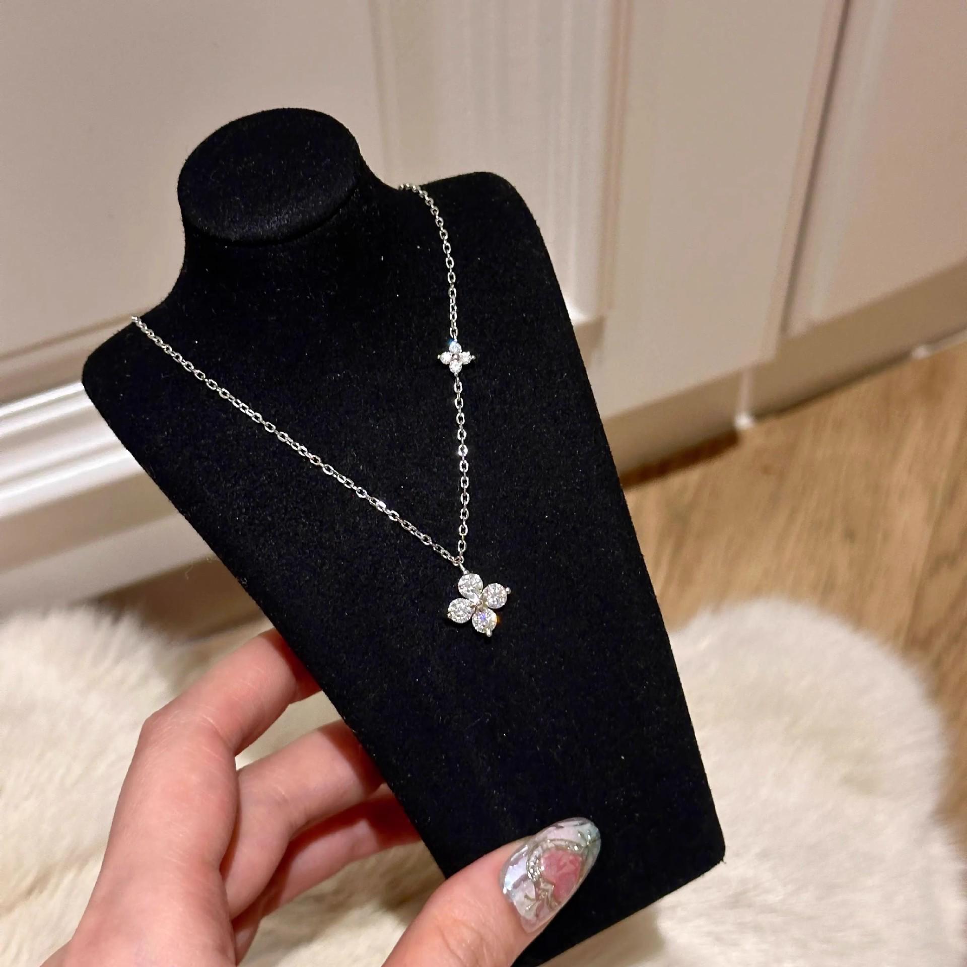 Women s Twin Four-Leaf Clover Zirconia Necklace - Stylish, Versatile, Light Luxury Design