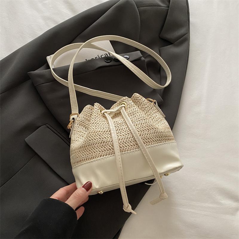 

2025 лето популярная нишевая трендовая сумка через плечо ретро высококлассное ощущение портативная маленькая сумка женская повседневная плетеная сумка-ведро белый