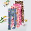 Mädchen-Leggings für alle Jahreszeiten sind bequem, schmal und süß. Bedruckte Hosen für weibliche Schüler sind schlicht und einfarbig.