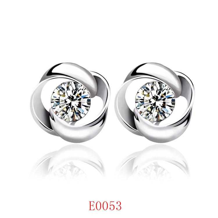 2026 New Korean Version Design Women's Zircon Light Luxury High-end Niche Earrings Temperament Four-leaf Clover Sweet and Cool Stud Earrings Jewelry