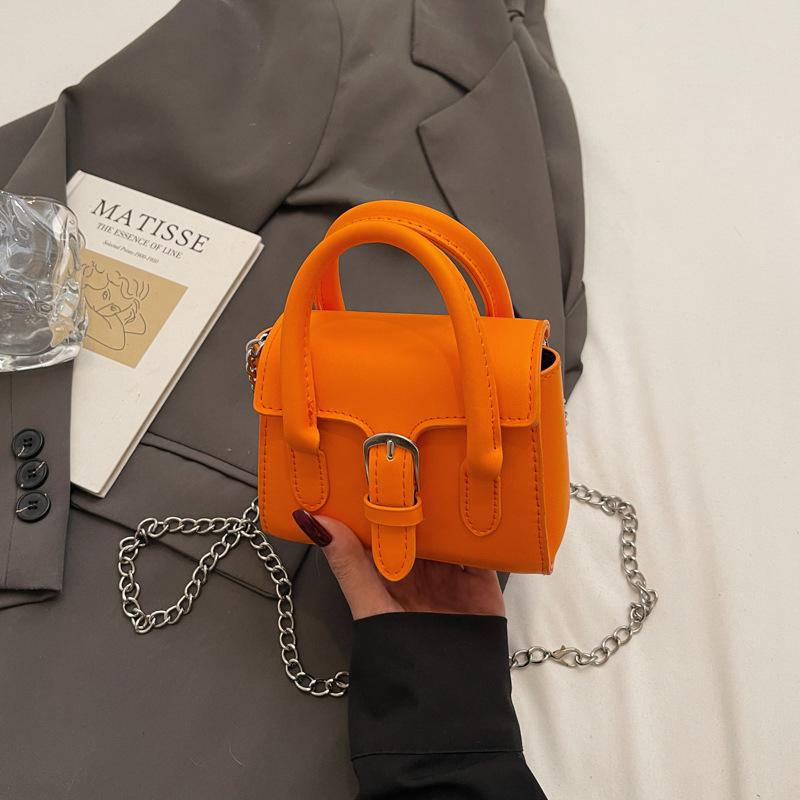 

Ретро повседневная маленькая квадратная сумка женская простая популярная в иностранном стиле портативная сумка через плечо 2025 новая простая модная сумка-мессенджер оранжевый