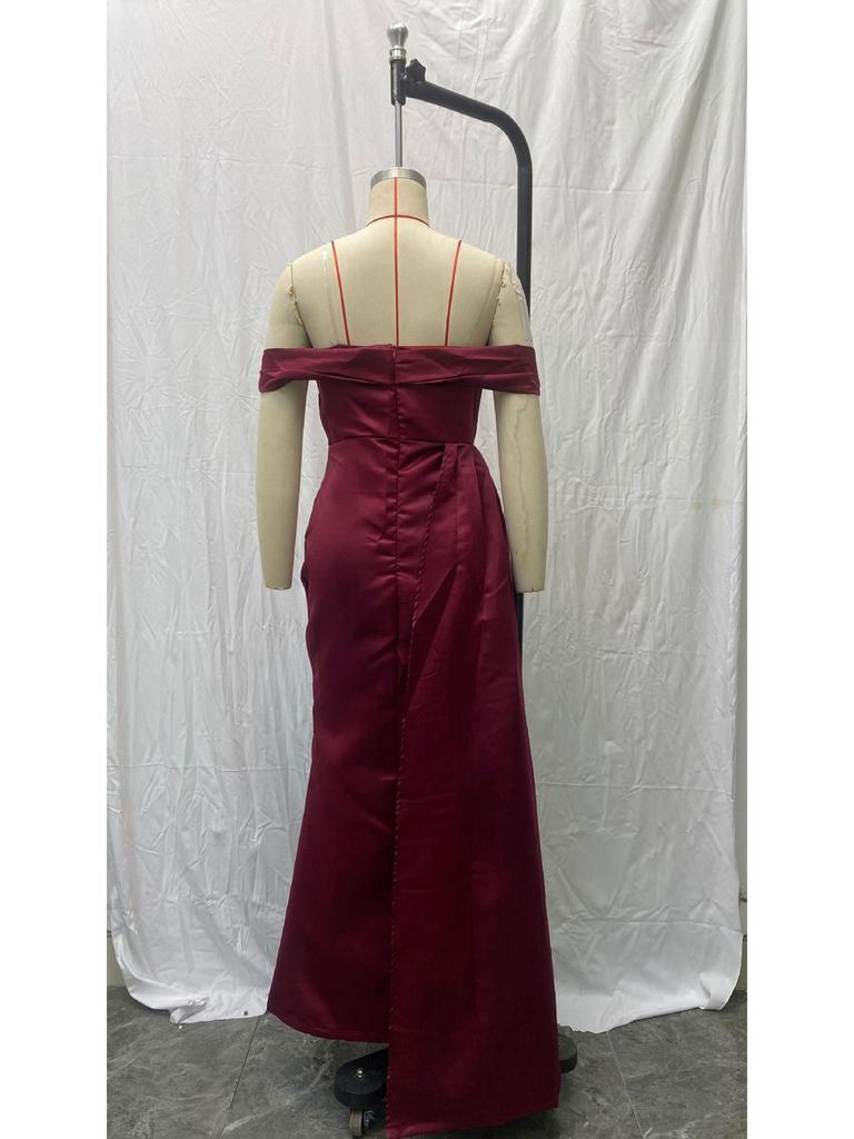 Večerní párty šaty s vysokým rozparkem na jedno rameno, slim střih 2025