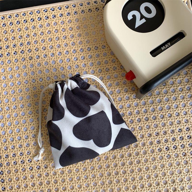 

Ретро маленькая косметичка на кулиске с очаровательным узором в виде сердечек для повседневного использования Black Heart