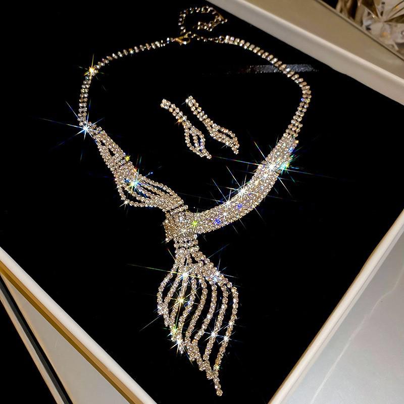 Sada čtvercových náušnic s kamínky a náhrdelníku: Elegantní, Luxusní a Všestranný Choker Šperk