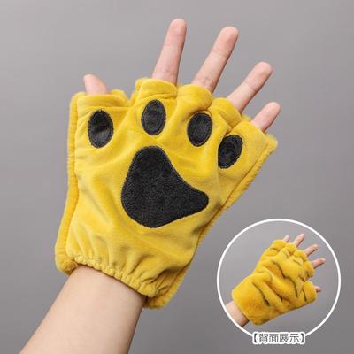 En barnleksak med tiger svans, tiger tass fingerhandskar och tigeröron pannband set