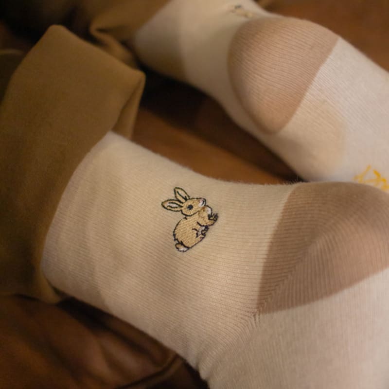 SNOOZY Rabbit Embroidered Socks (Beige Sand)