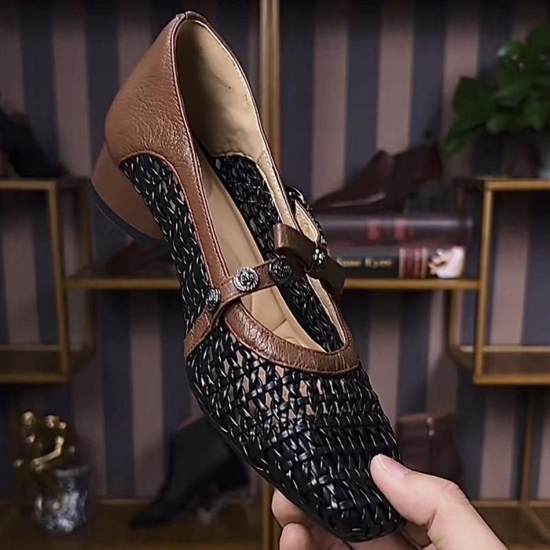 French flat-soled sandals hollow-woven 2025 single shoes women's summer new square head breathable word with women's cool single shoes
