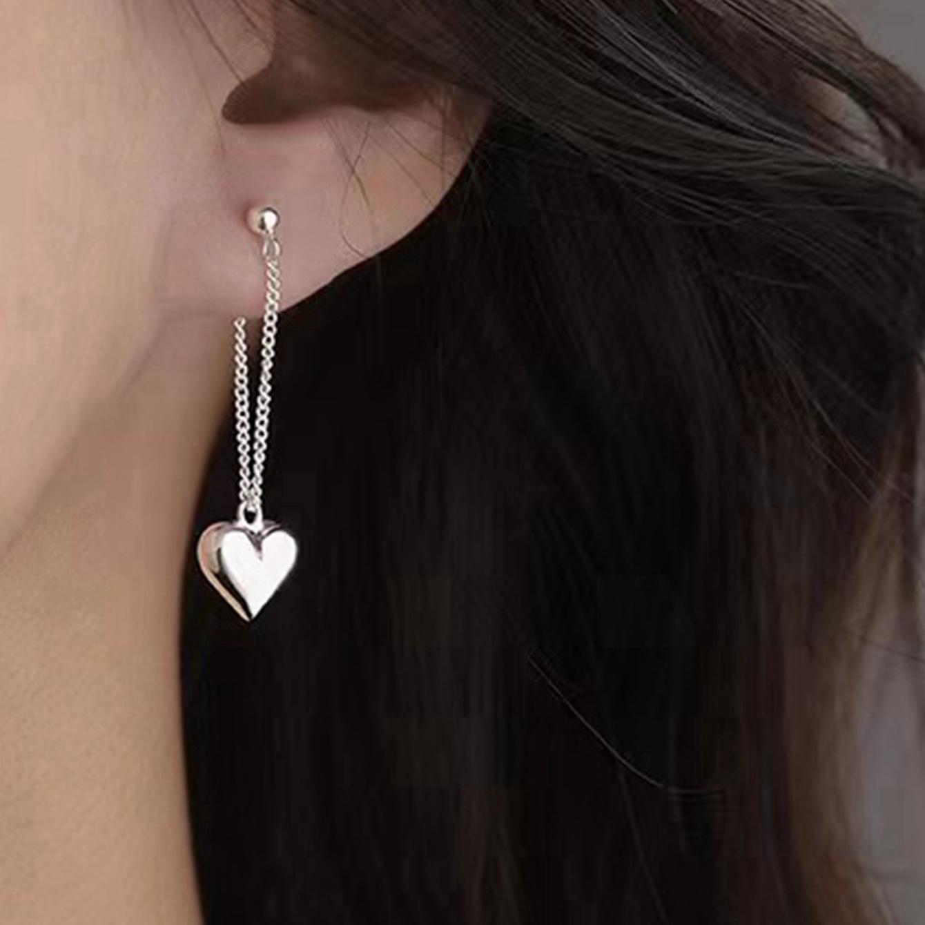

A Pair of Women s Earrings with a Peach Heart Pendant That Can Be Worn on Both Sides, Suitable for Everyday and Vacation Wear