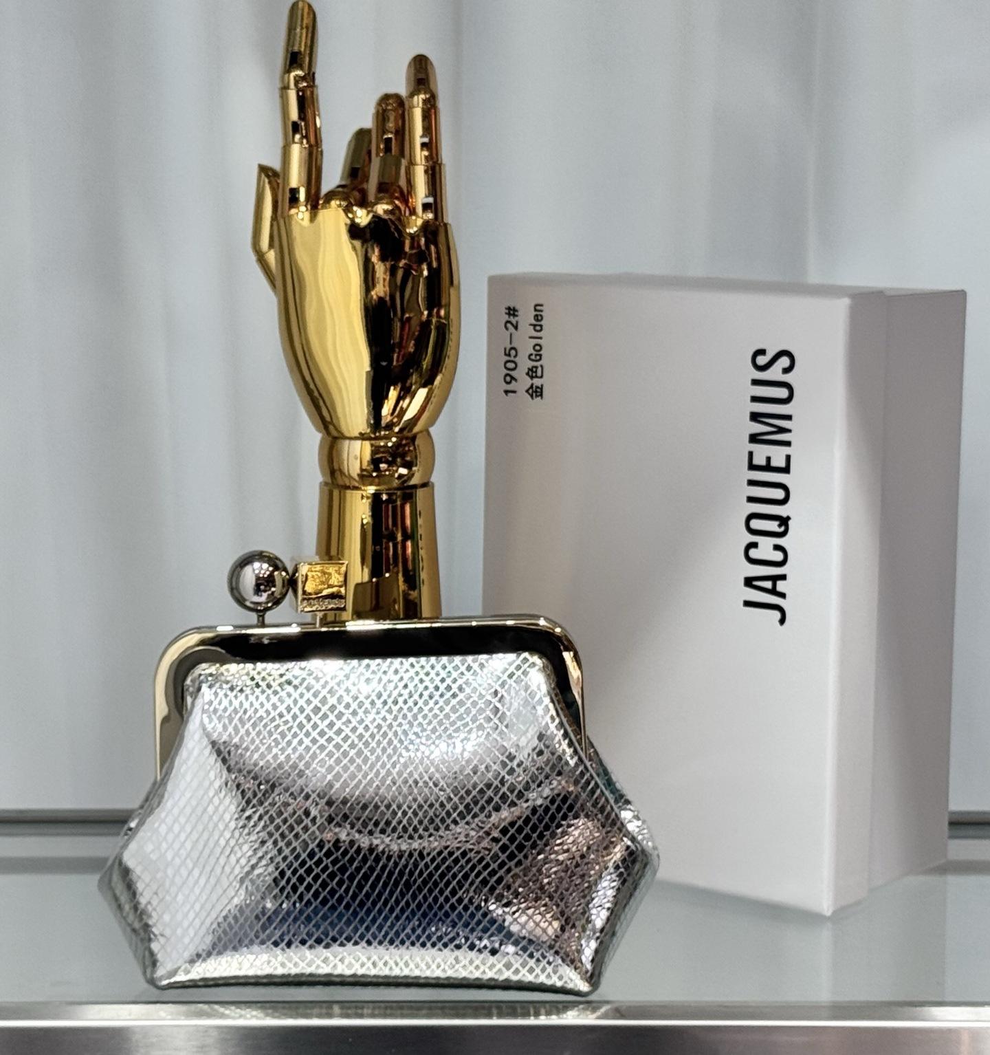 Нишевая сумка Jacquemus 25 с узором под змею модная металлическая квадратная с золотой шарообразной пряжкой из телячьей кожи на плечо Size Length 20X135X13cm серебряный 11830₽