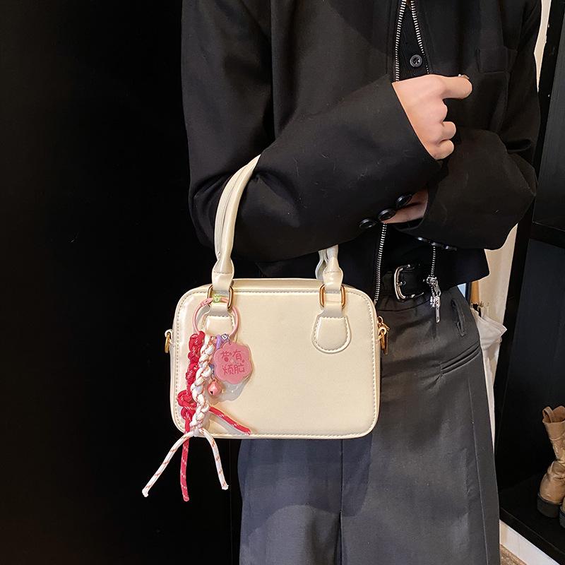 Retro Niche Bag Women's 2025 New Autumn and Winter Versatile Messenger Bag High-end Fashion Portable Small Square Bag