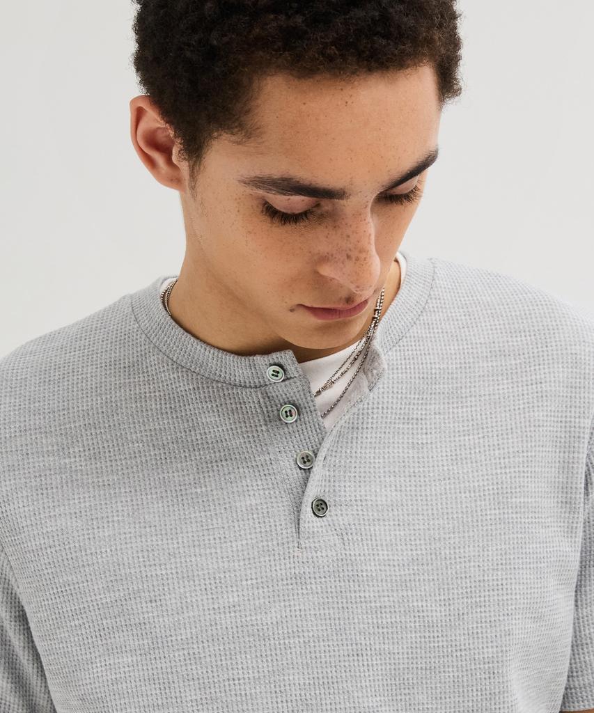LEIRE Waffle Henley Neck Semi-Crop T-Shirt [Gray]