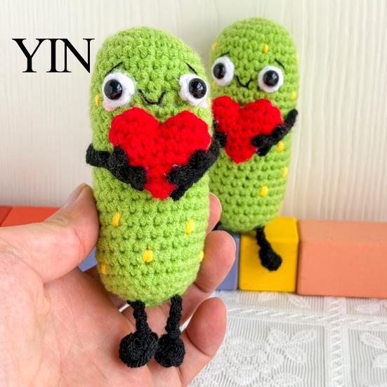 Healing Pickle Decoration 1/2Pcs Crochet Holding Heart Pickle, Handmade Knit Cartoon Yarn Knitted Doll Kimchi for Desk Ornament, Valentine's Day Gift