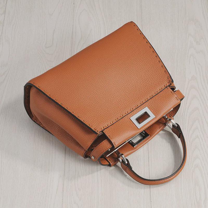 Jaro/léto 2024 Ručně šitá kabelka s motivem koťátka z pravé kůže: Moderní crossbody s liči vzorem