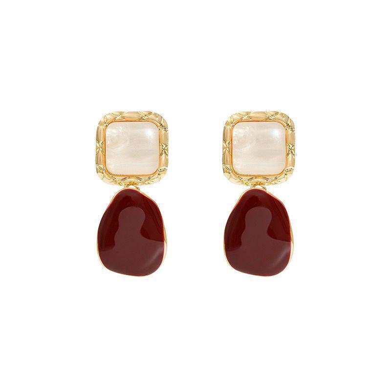 Retro French Hepburn-Style Wine Red Shell Earrings: Elegant Socialite Hong Kong Trend