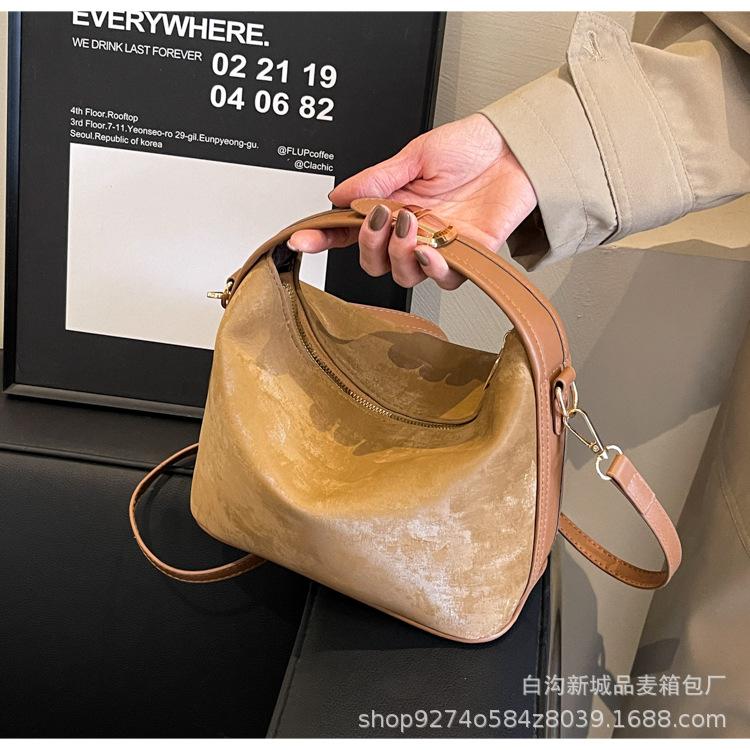

This year, the popular retro small bag women s 2025 new autumn and winter fashion versatile messenger bag commuter texture shoulder bag