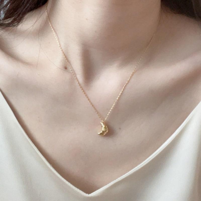 ELYONA ELA 25 Croissant Necklace