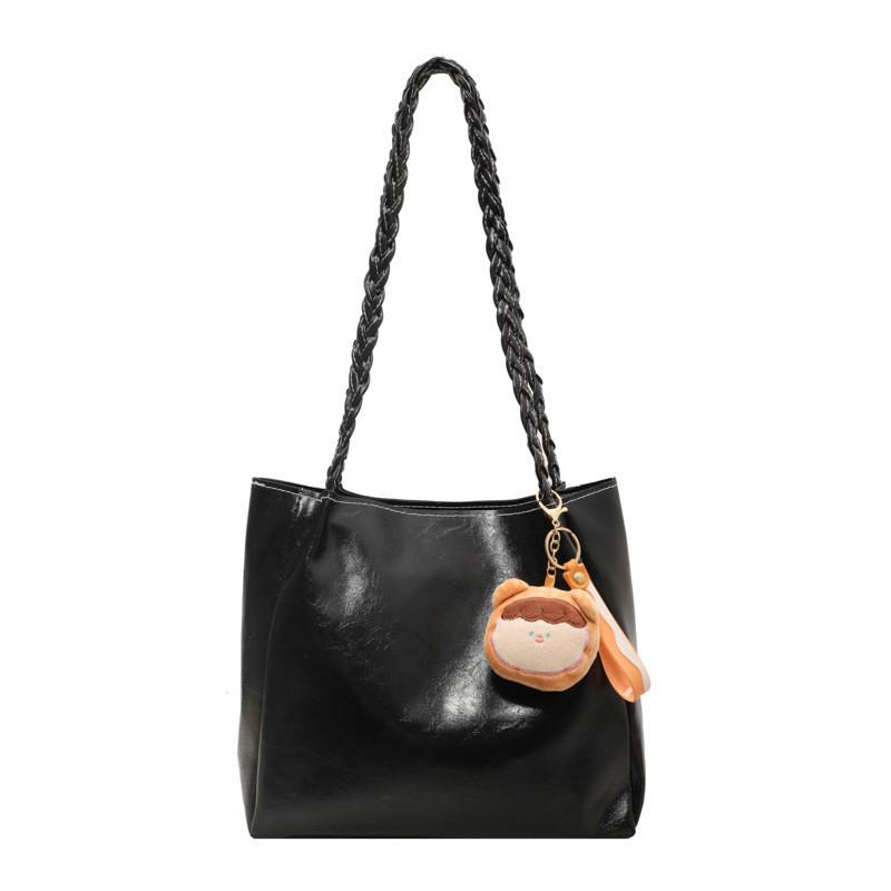 Trendy Fashionable Shoulder Bag For Women In Chic Colors Ideal For Commute And Casual Outings