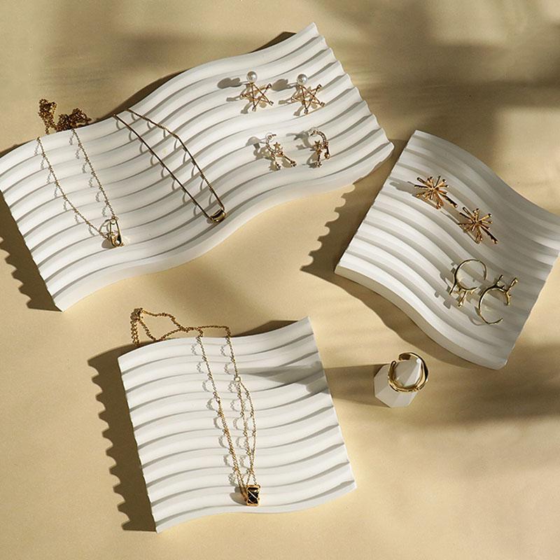 Présentoir à bijoux, plâtre blanc en forme de T, plateau pour bagues et boucles d'oreilles contenant des bijoux, présentoir à bijoux, accessoires photo