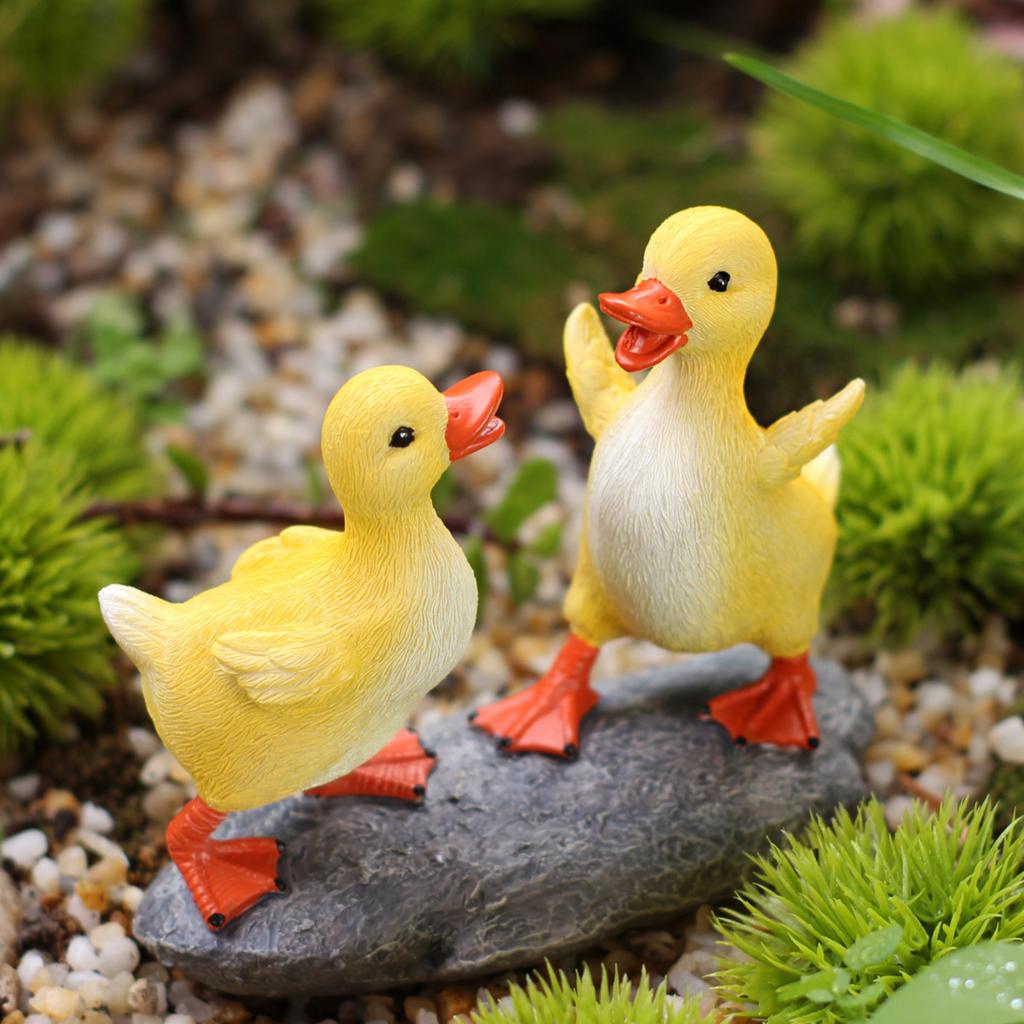 Harz-Tierfigur Dekorative Entenskulptur auf Steinsockel für Innen-Außen-Ausstellung Home Office Garten Dekoration