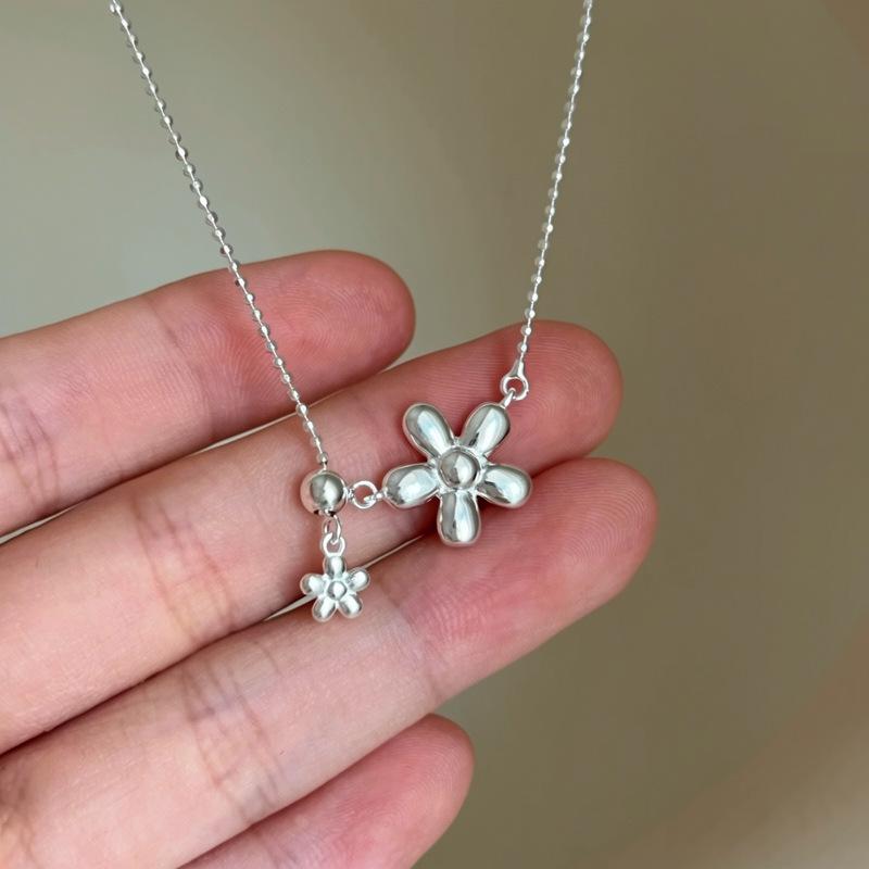 Japanese & Korean Minimalist Flower Pendant Clavicle Necklace: Light Luxury Style for Women