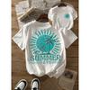 Weißer Tropischer Strandurlaub mit Vorderseite Sommer Tage Text und Palmenbaum Grafik Leichte Freizeitkleidung