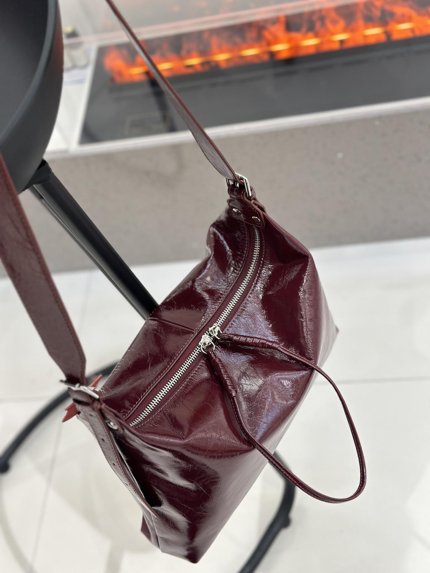 

2025 new high-end burst pattern first layer cowhide oil wax leather fashionable versatile simple commuter shoulder messenger bag 30*23*7cm