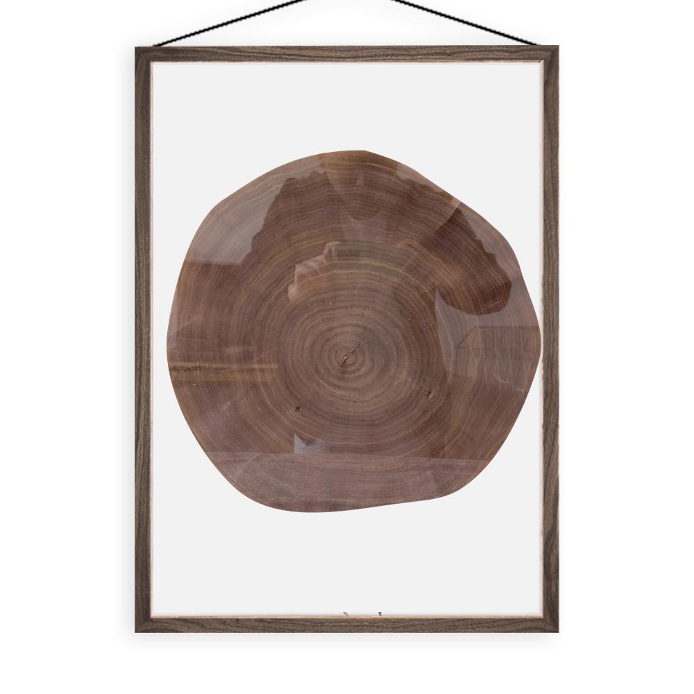 Den dekorativa målningen med årsringar, upphängd i det nordiska vardagsrummet, är en naturlig och konstnärlig gåva gjord av valnötsträ