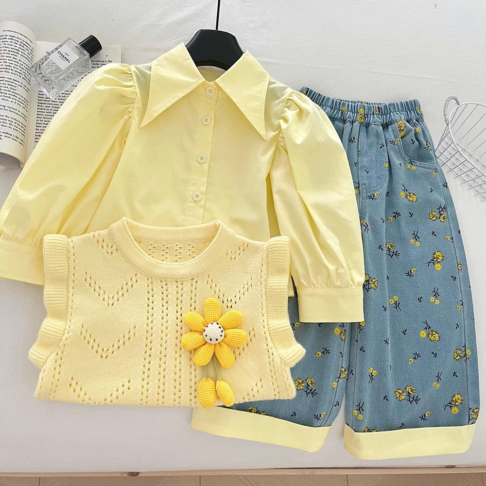 

Осень 2025 Модный трикотажный комплект для девочек: Цветочный свитер, рубашка и джинсы 110cm