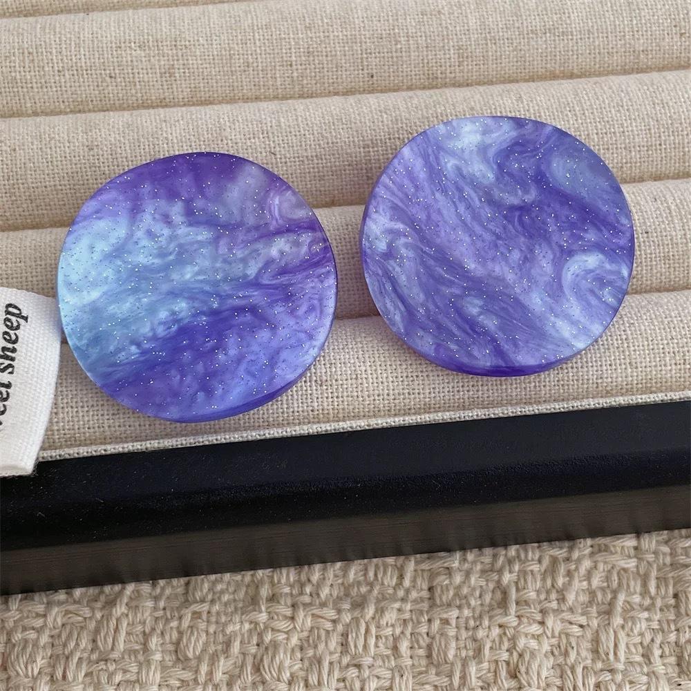 

French trendy design candy color twisted piece round acetic acid earrings women s niche vacation style versatile earrings лаванды фиолетового
