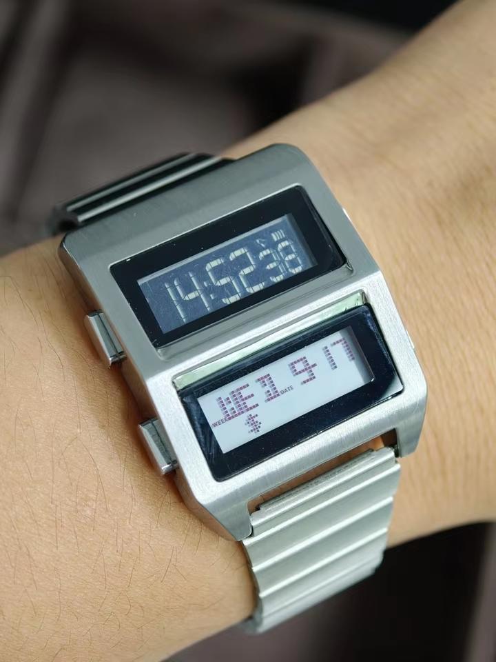 Matching Matrix Retro 1980er Elektronische Digitaluhr Duales LCD-Display Edelstahl Futuristisches Design ODM Zeitmesser