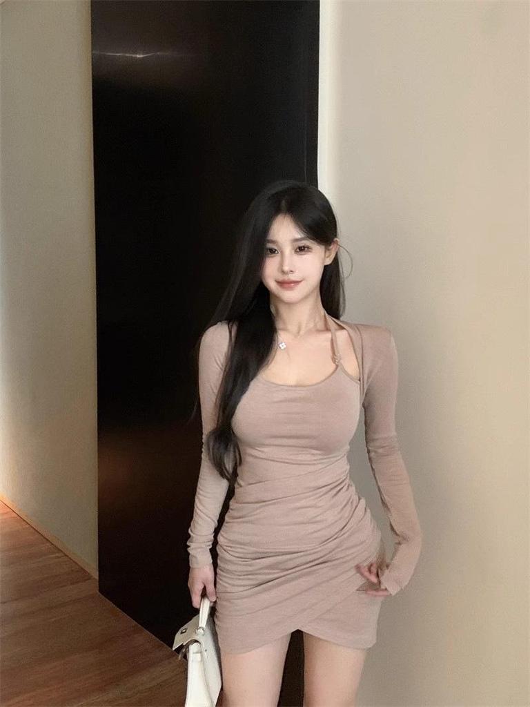 Women's Sexy Halter Neck Fake Two-Piece Dress – Long-Sleeved, Pleated Waist, Tight Hip-Wrap, Perfect for Autumn and Winter