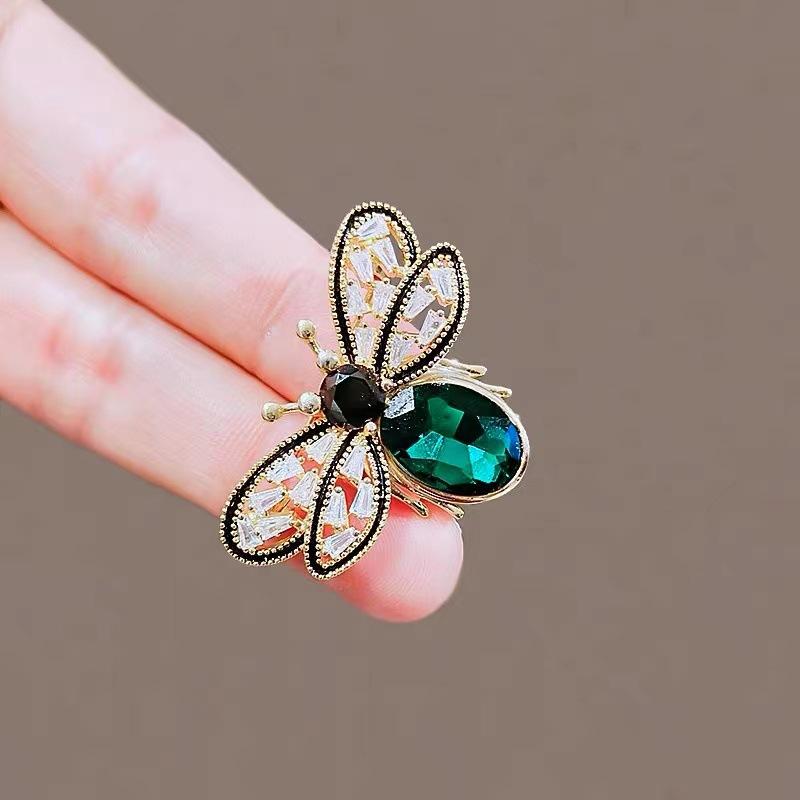 Korean Fashion Temperament Green Crystal Bee Brooch High Sense Suit Cardigan Corsage Accessories Anti-Light Pin Women