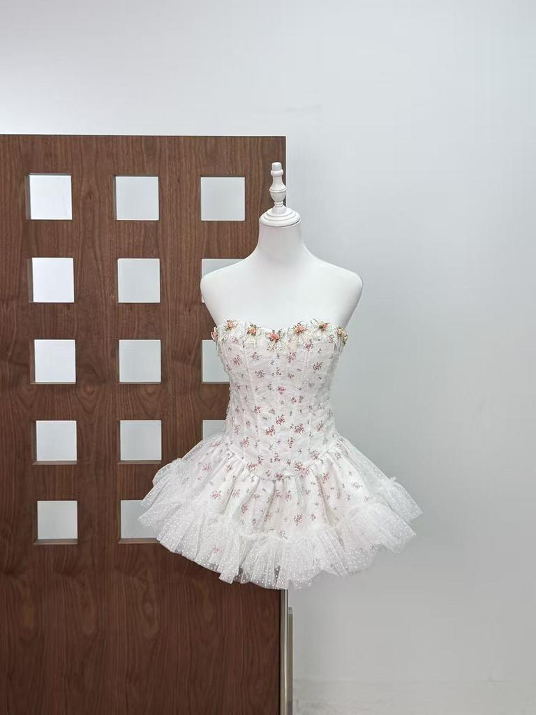 Retro Sweetheart Strapless Dress with 3D Petals and Cinched Waist