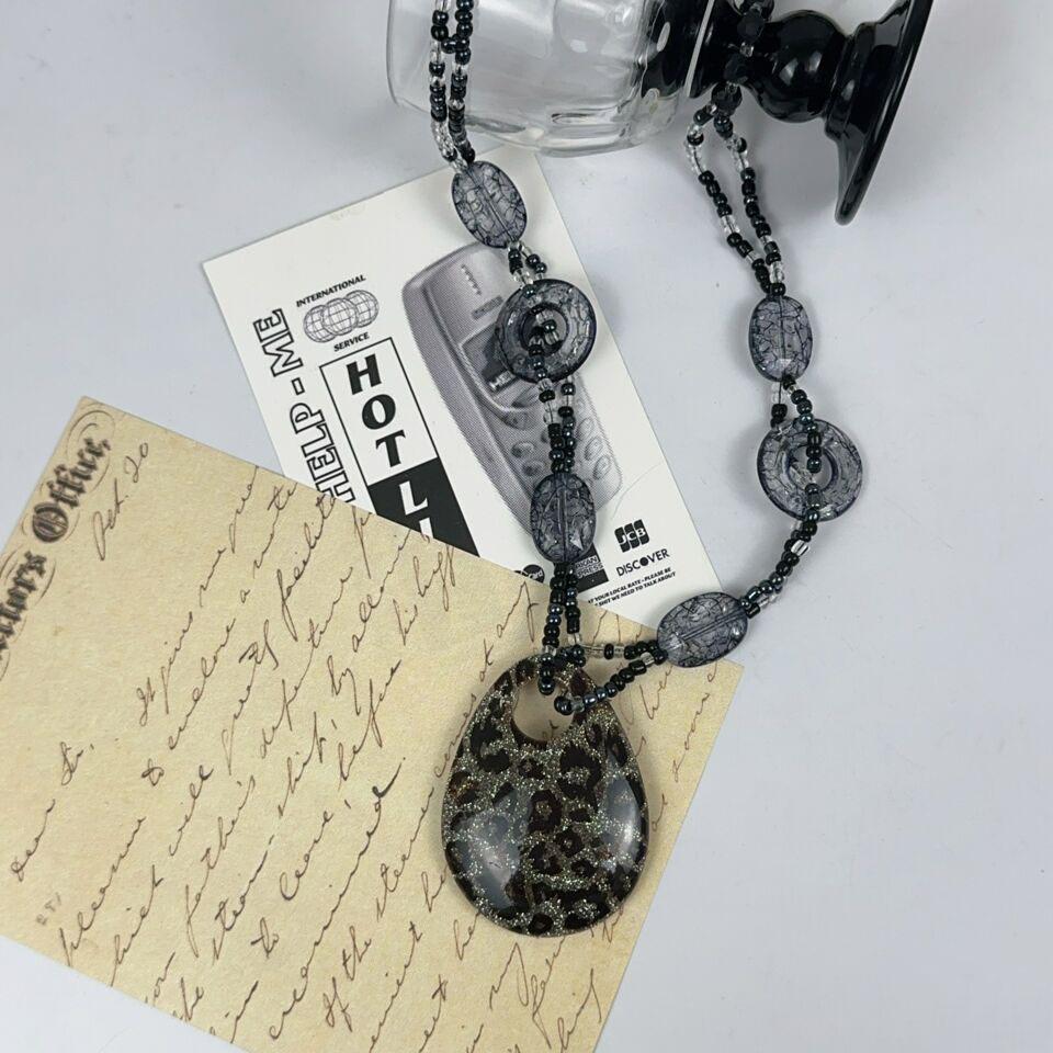 Retro Round Resin Necklace: Versatile, Fashionable High-End Clavicle Chain for Women