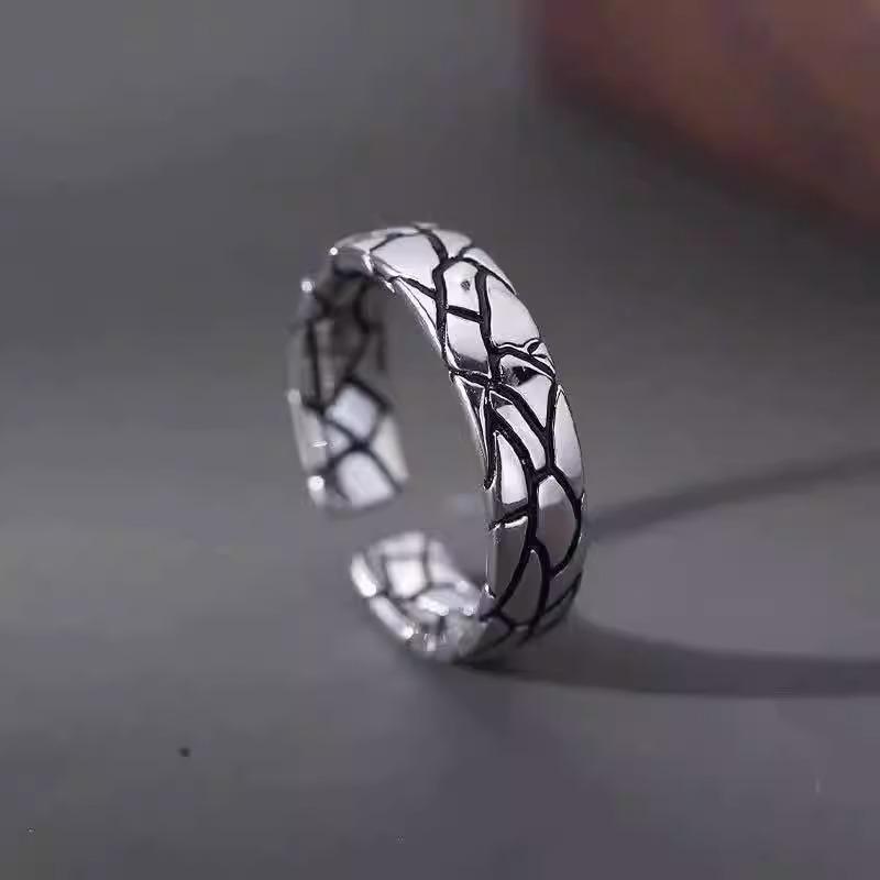 Minimalist Möbius Strip Ring for Men, Trendy High-End Feel, Index Finger Couple Rings for Women, Niche Design, Titanium Steel, Non-Fading