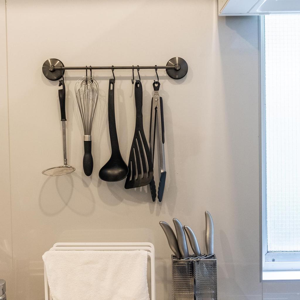 Poyway Kitchen Tool Hooks, Stainless Steel, Super Strong Suction Cup, 7 Movable Hooks, Bathroom & Kitchen Storage, Black Set of 2 (1 Black + 1 Silver)