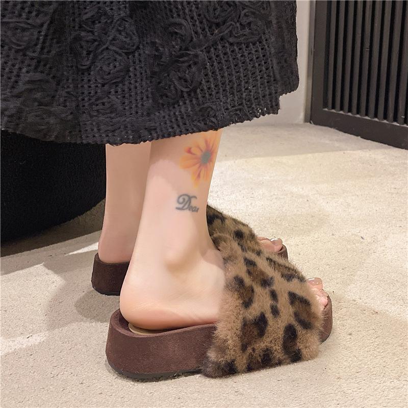 2025 Herbst und Winter neue Internet-Berühmtheit flauschige Hausschuhe Mode Plüsch dicker Boden flacher Boden Außenbekleidung erhöhende Sandalen