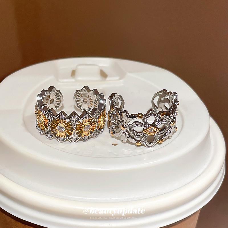 Pierścionek otwarty z kontrastowym paskiem platerowany prawdziwym złotem - Modna luksusowa biżuteria dla kobiet