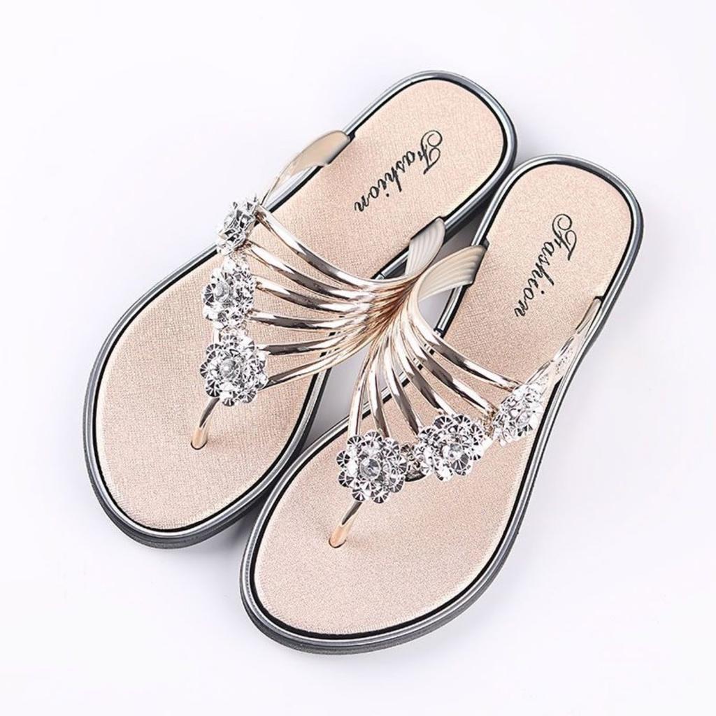 New Fashionable and Versatile Women's Flip Flops with A High-end Temperament, French Style Sandals, Beach Flat Slippers